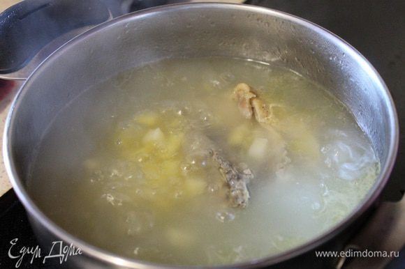 Наливаем в кастрюлю холодную воду, кладем куриное бедро и ставим на огонь. Как закипит снимаем пену, накрываем крышкой и пусть варится 20 минут. Затем добавляем картофель порезанный кубиком.