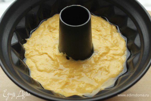 Форму для запекания смазать маслом. Вылить в нее тесто (тесто получается довольно жидким, ничего страшного, так и должно быть).
