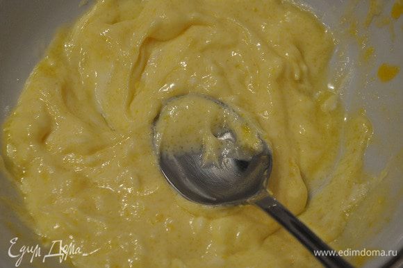 Приготовить крем: разделить желтки от делков. Желтки растереть с сахаром. Добавить сыр и аккуратно перемешать.