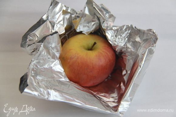 Яблоко обернуть в фольгу и запечь в духовке до готовности (или в микроволновке, без фольги).