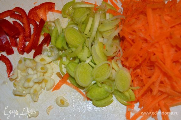 Подготовьте овощи - потрите морковь и порежьте лук, чеснок и перец болгарский.