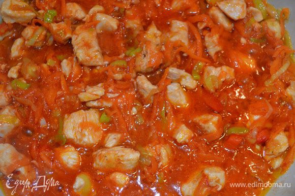 Добавьте овощи и разведенную томатную пасту к курице и потушите минут 15.
