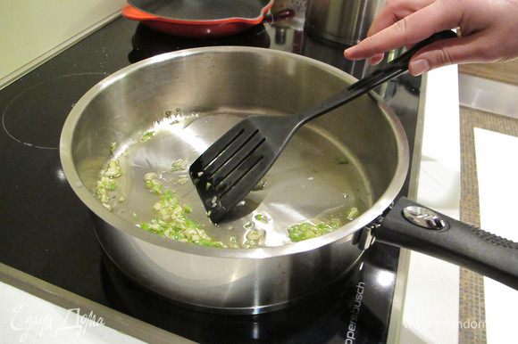 Советую сначала все ингредиенты приготовить, так быстрее. Поехали... Сначала режем лук, мелко рубим чеснок и слегка обжариваем все в глубокой сковородке.