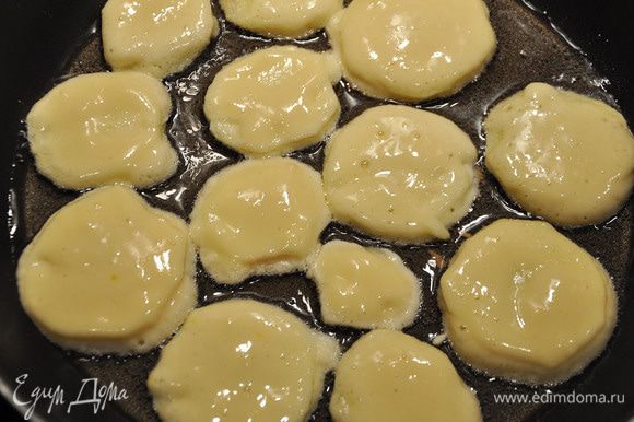 Окунать яблоки в тесто и обжаривать в масле с 2 сторон.