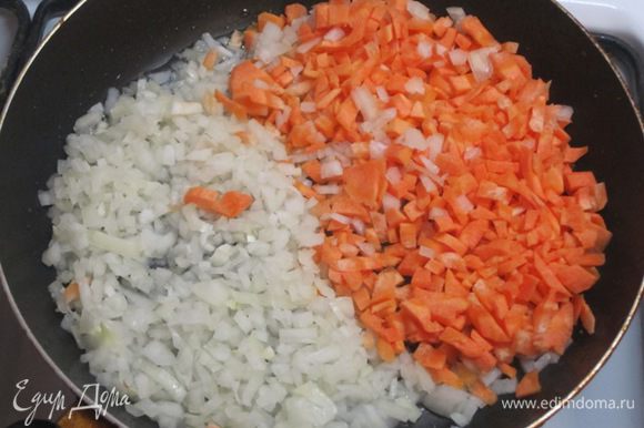 Выложить лук и морковь на сковороду.