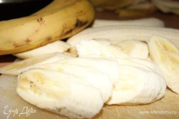 Бананы нарезать тонкими дольками.