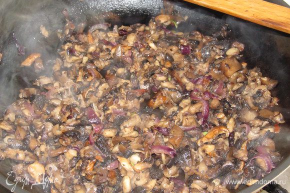 Сердцевину и ножки измельчить.На сковороде в разогретом масле обжариваем нарезанный лук,добавляем измельченные грибы, перемешиваем и обжариваем. Выключаем огонь и на время оставляем грибы остывать.