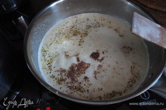 Приготовьте соус: растопите в сковороде масло, всыпьте муку и постепенно, помешивая, влейте теплое молоко. Поперчите, добавьте мускатный орех. Несколько минут проварите, не переставая помешивать. Добавьте 5 ст. ложек натертого сыра. Попробуйте на соль. Перемешайте и уберите с огня.