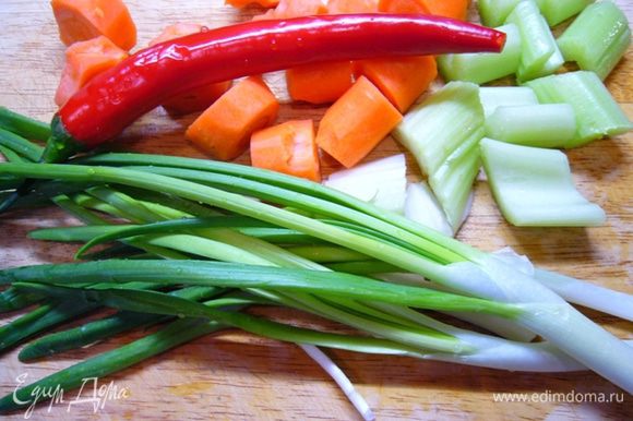 Вымыть зеленый лук, чили сельдерей. Морковь почистить. Чили освободить от семян (если любите острое, часть семян можно оставить). Крупно порезать овощи. Прокрутить овощи в комбайне с насадкой-нож.