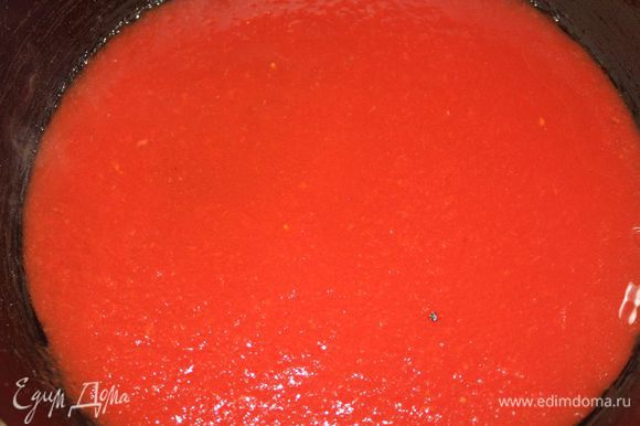 В воду добавляем лавровый лист, солим. Когда вода закипит - добавляем оливковое масло, спагетти. Варим до готовности. Пока варятся спагетти - делаем соус. В сковороду вливаем томатный сок, тушим 7 минут, иногда помешивая.