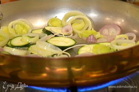 Разогреть в глубокой сковороде 1 ст. ложку оливкового масла и обжарить весь лук и цукини.