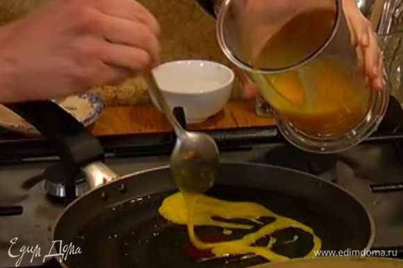 В отдельной сковороде разогреть оставшееся оливковое масло, ложкой вылить яичную массу на сковороду произвольными узорами и довести до готовности.