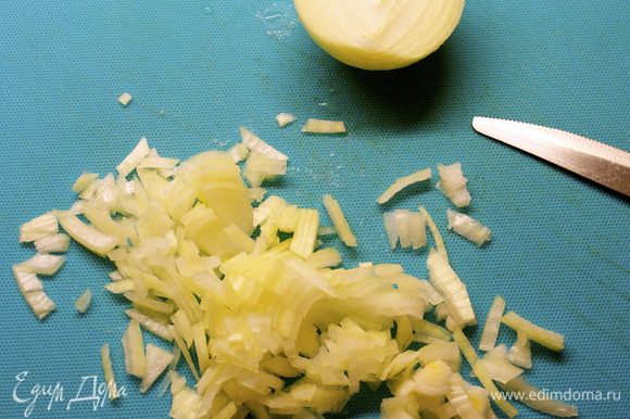 Половину луковицы мелко нарезать.