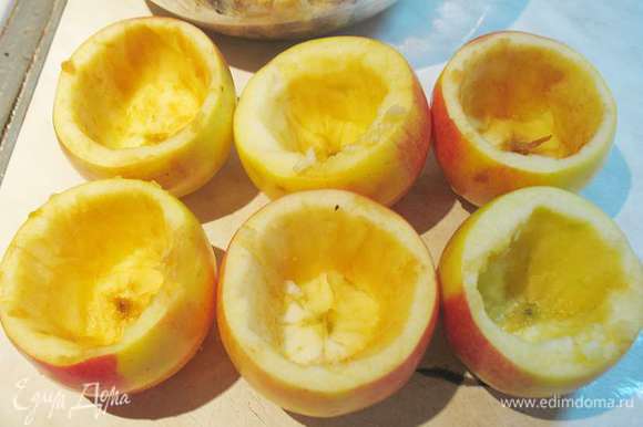 Яблоки помыть. У яблок срезать верхушку и выбрать серединку, оставляя толщину стенок 0,5 - 1 см. Подготовленные яблоки сбрызнуть лимонным соком.