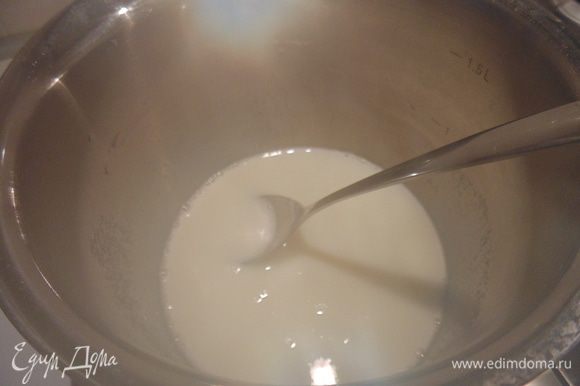 150 г молока и 200 г сахара довести в кастрюле до кипения, охладить до комнатной температуры.