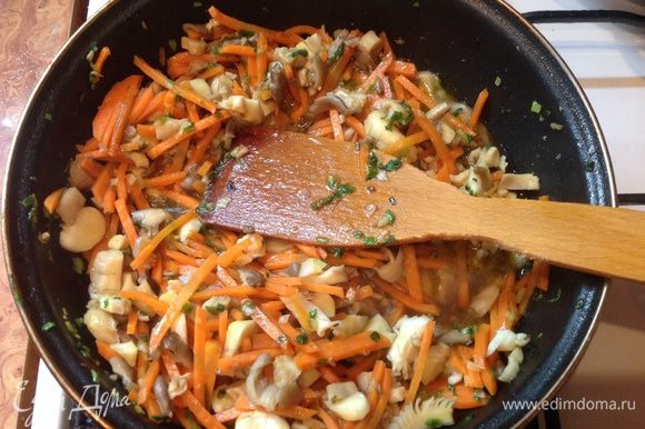 Режем морковь соломкой и грибы. Добавляем в сковородку к луку. И обжариваем.