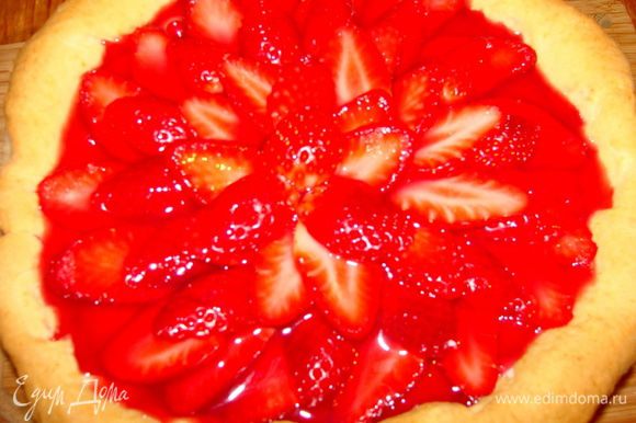 Можно приготовить желе из пакетика и залить им ягоды. Можно приготовить самим желе из ягодного или фруктового сока. Я, приготовила желе из оставшегося соуса для сырных шариков, которые не так давно опубликовывала. http://www.edimdoma.ru/retsepty/63875-syrnye-shariki-s-nachinkoy-v-orehovoy-panirovke-pod-pyanoy-klyukvoy Напомню, соус был из клюквы с шампанским, с добавлением пряностей. Он сюда прекрасно вписался в виде желе) 1 ч/л желатина, развела в 50 мл холодной кипяченой воде. Добавила 50 мл соуса, на медленном огне растворила все, не доводя до кипения. Остудила, залила ягоды, поставила в морозилку на 15 минут, потом переставила в холодильник на ночь.