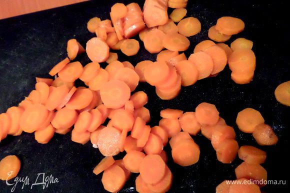Морковку нарезать на кружочки.