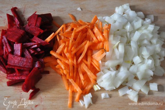 Очистить и порезать картофель дольками. Бросить в бульон. Порезать очищенные морковь, лук и свеклу соломкой. Бросить следом в бульон.