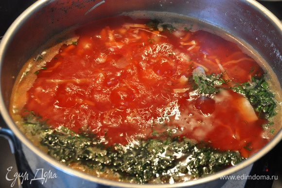 Посолить еще при необходимости. Добавить кипящую воду, если нужно. При готовности капусты налить томат, масло, насыпать порезанный укроп.