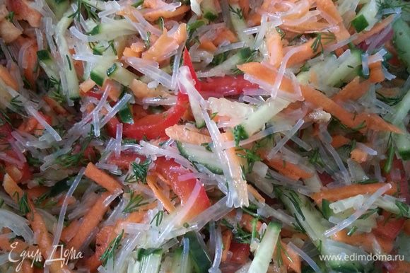 Перемешиваем все ингредиенты, моркови в салат добавляю 2/3 от общей массы, в оставшуюся добавляю еще немного красного перца и уксуса, для того, чтобы радости моего супруга не было предела...