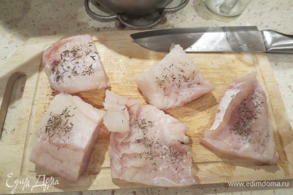 Рыбу режем на порционные кусочки, солим с двух сторон, посыпаем небольшим количеством сушеного тимьяна.