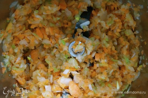 Приготовить мясной соус-рагу. Овощи (лук, морковь, стебель сельдерея) мелко нарезать (я измельчаю в кухонном комбайне для однородности).