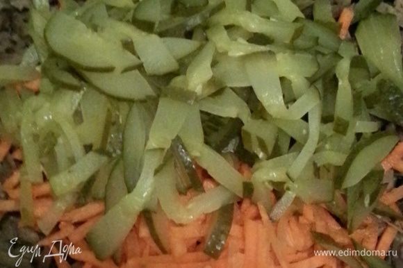 Натираем сырую морковь (скорее для цветового разнообразия), 2 небольших маринованных огурчика нарезаем соломкой (для сочности салата)...