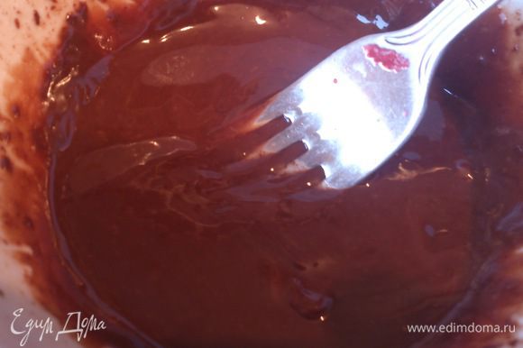 Для шоколадной глазури разогреть оставшиеся сливки почти до кипения, всыпать измельченный шоколад и через 2-3 минуты хорошо размешать.