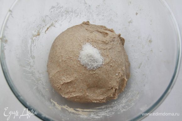 Через полчаса добавить соль. Вымешивать ещё 10 минут. Оставить на расстойку на 5 часов (через 2-2,5 часа обмять один раз).