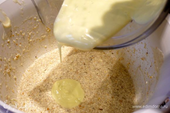Оливковое масло погружным блендером взбиваем в пену с молоком. Вводим в наше тесто, перемешиваем венчиком.