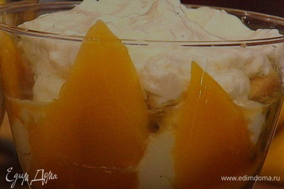 Затем выкладываем слоями: немного бисквита савоярди, несколько капель лимончелло( можно заменить на лимонад: воду+сахар+сок лимона), манговое пюре и слой крема. Так повторяем два раза до полного заполнения бокала.