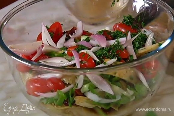 Шалот, слив маринад в другую емкость, добавить в салат.