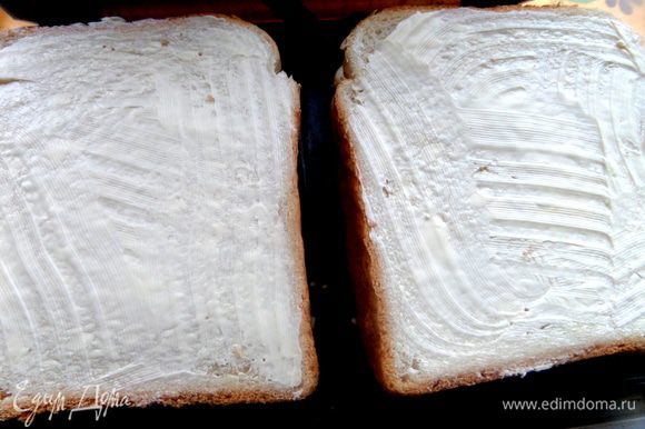 Продолжим про бутербродницу))) Намажем следующую пару ломтей хлеба маслом и уже кладём маслом вверх.