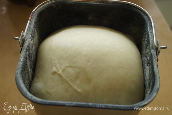 Дрожжевое сдобное тесто я делала в хлебопечке. Для этого: в миске от хлебопечки смешать муку, дрожжи, кефир, сливочное масло, яйцо, 2 ст.л. сахара, соль, ванилин и поставить в хлебопечку на режим тесто, через 1,5 часа будет готово нежное сдобное воздушное тесто.