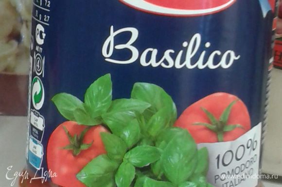 Как только рулетики зарумянятся, влейте 250 мл белого вина. Когда оно немного выпарится , выложите на сковородку томатный соус Barilla basilico.