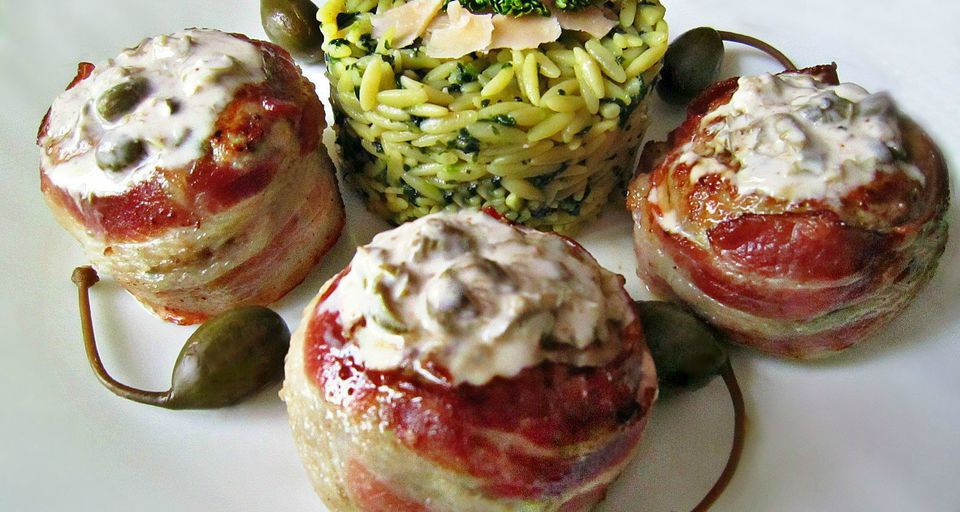 Медальоны в беконе с соусом из каперсов и пастой рисони — Пошаговый ...