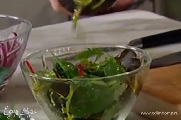 Листья салата посолить, поперчить, сбрызнуть 1 ч. ложкой оливкового масла Extra Virgin.