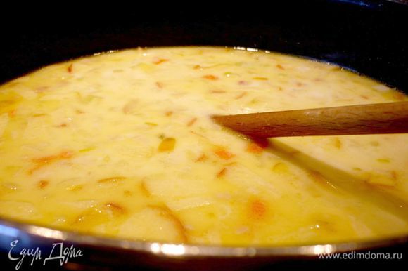 Зальем содержимое сковороды 500 мл горячей воды и перельем наш суп в кастрюлю, добавим горячее молоко. Перемешаем хорошо, дадим закипеть, помешивая, убавим огонь и, накрыв крышкой (я всегда оставляю небольшую щель), поварим суп 20 минут, пока картофель не станем мягким.