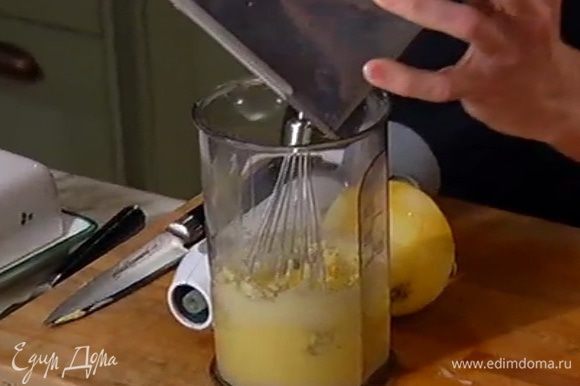 Добавить лимонную цедру, разрыхлитель и часть муки, все перемешать, влить лимонный сок и продолжать взбивать миксером на небольшой скорости.