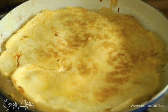 Яйца взбить вилкой, немного посолить и вылить данную смесь на разогретую сковороду смазанную растительным маслом. Поджарить блинчик с двух сторон.