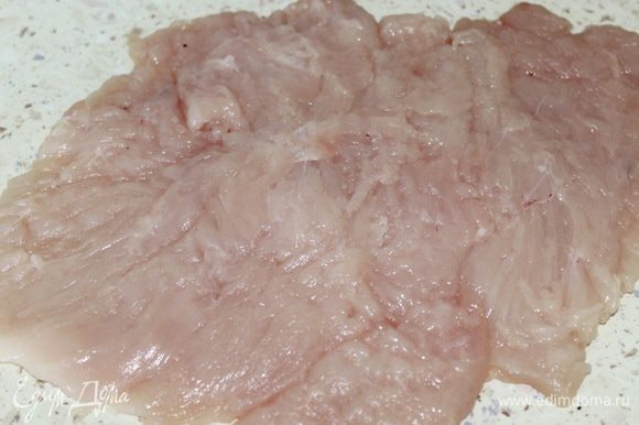 Куриное филе промыть, обсушить салфеткой и разрезать в виде книжки (т.е. сделать глубокие надрезы, чтобы при отбивании куриная грудка "распласталась"). Хорошо отбить мясо (но так чтобы не было дырочек). Смазать мясо с двух сторон смесью горчицы, соевого соуса, лимонного сока, перца. Отправить грудку в холодильник на 1 час.