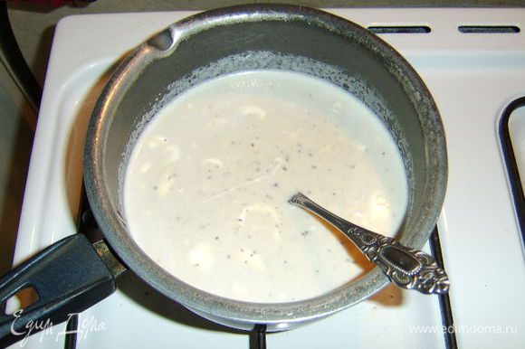 В молоко с бананами и финиками добавить сливки и нагреть, не доводя до кипения. Затем снять с огня.