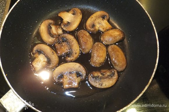 Отдельно обжарьте грибы целыми пластинками.