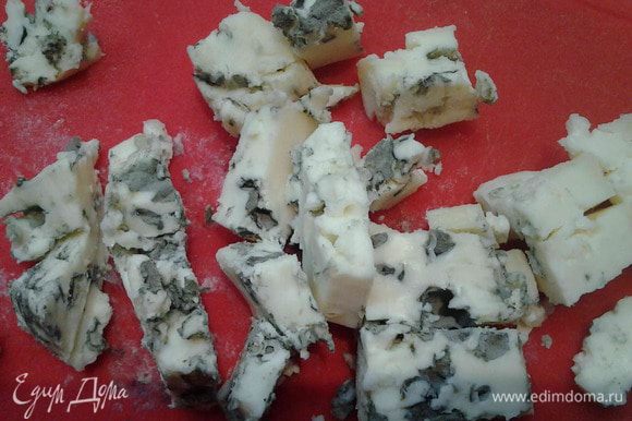 Сыр дор Блю нарезать кубиками и добавить к смеси лука, креветок, грибов.