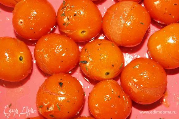 Готовые помидоры по желание очистить от кожуры.