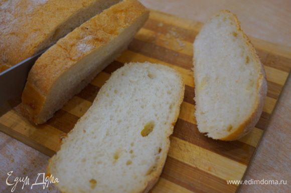 Хлеб свежий быстро подрумяниваем на растительном масле, с одной стороны натираем чесноком (при желании).