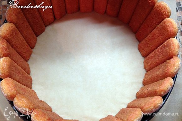 Обмакнуть печенье в клубничный сироп ТОЛЬКО одной стороной, которая будет прилегать к муссу. На блюдо поставьте кольцо от разъемной формы (у меня диаметром 26 см) и по внутреннему краю кольца выставьте печенье, которое должно плотно прилегать друг к другу.