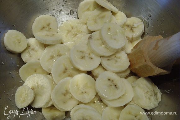 Бананы очистить, порезать и залить соком лимона.