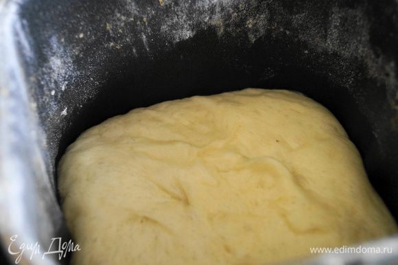 В миску от хлебопечки: налить молоко, добавить соль, сахар, растительное масло, муку и дрожжи. Поставить на хлебопечке режим "Тесто". Через 1,5 часа будет готово пышное и воздушное тесто.